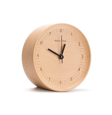 Đồng hồ gỗ để bàn làm việc